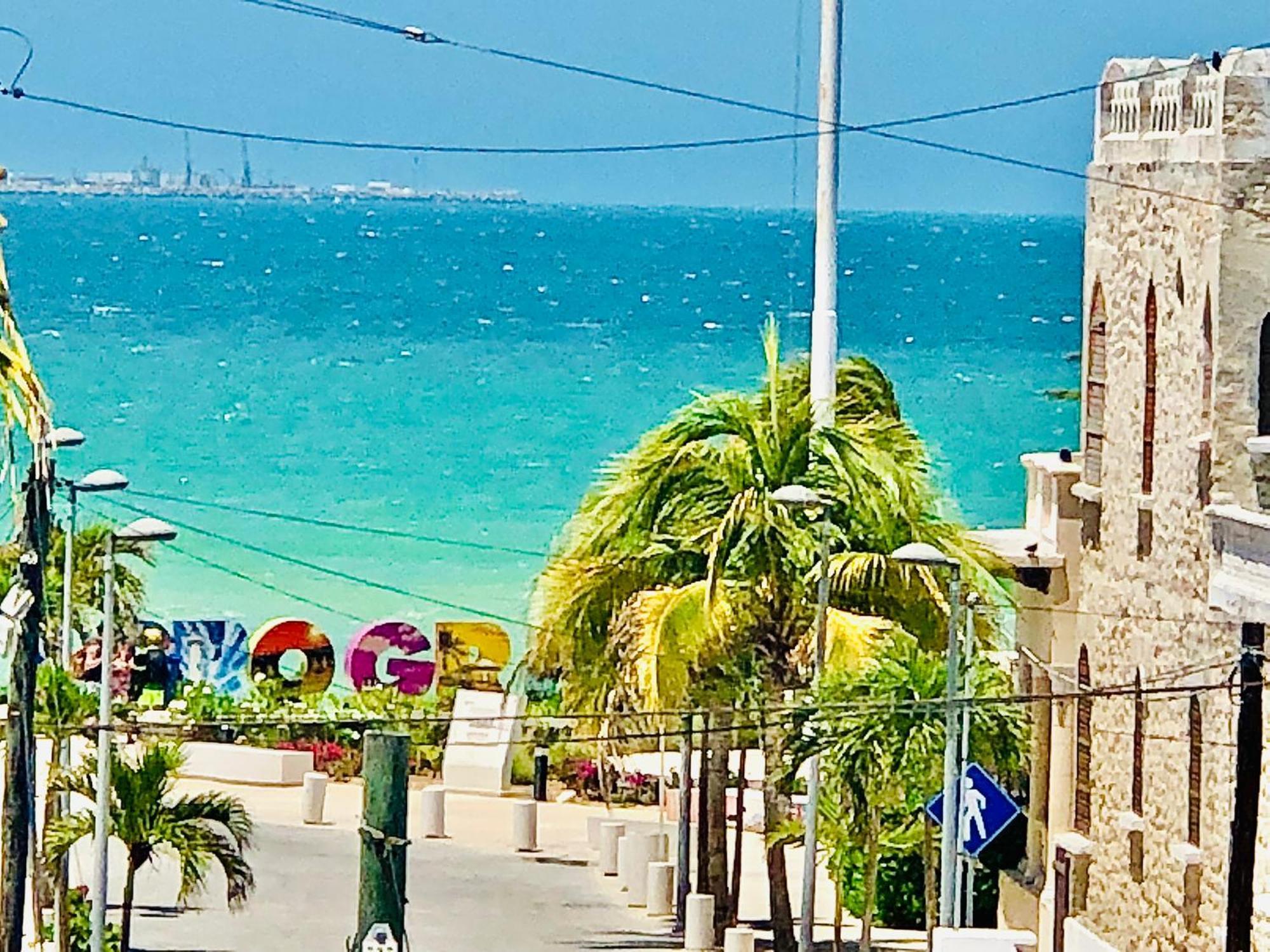 Malecon Beach House In Progreso 1 Block From Beach エクステリア 写真